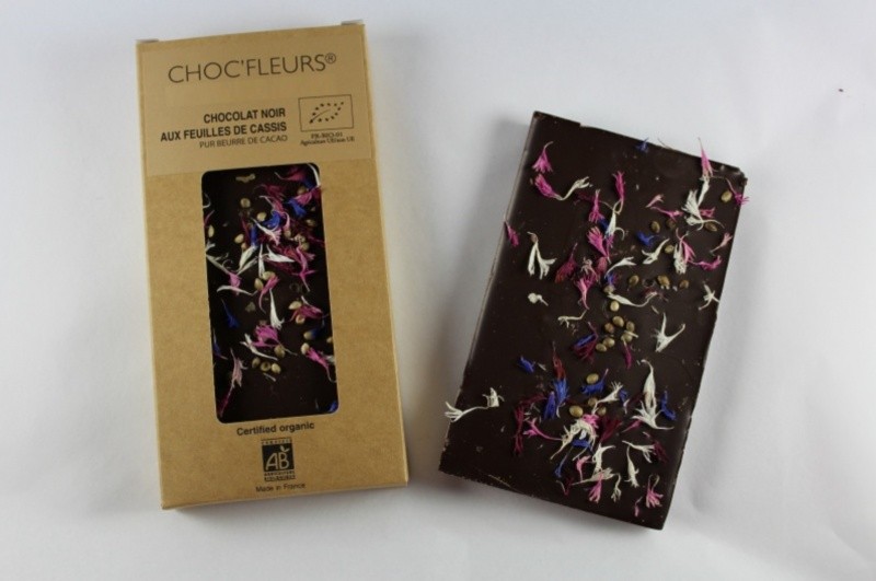 Tablette de chocolat noir aux feuilles de cassis
